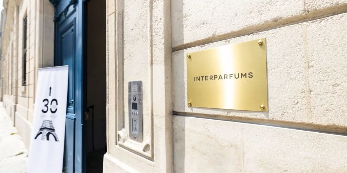 Außenansicht der Firmenadresse von Interparfums in Paris.